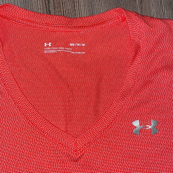 Athletic Under Armour T-Shirt - Picture 2 of 2